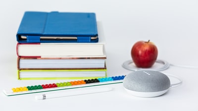 书和粉笔旁的蜜饯苹果水果谷歌家用迷你智能扬声器